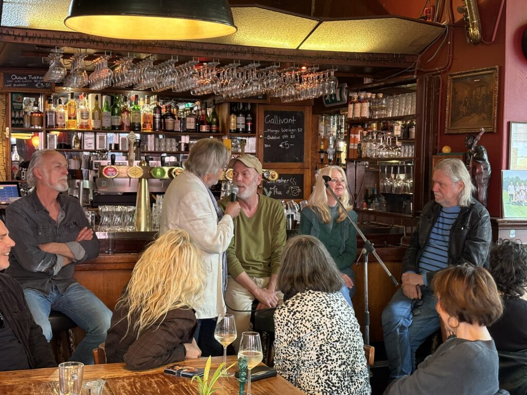 Willy Berends presenteert 'Leen', de nieuwe biografie over Leendert Overduin, in café het Bolwerk in Enschede.
